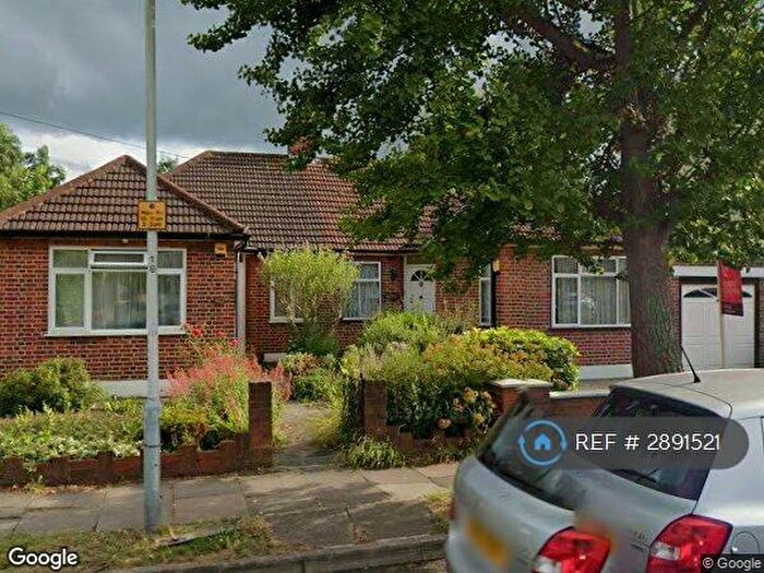 2 Bedroom Bungalow To Rent In North View, Pinner, HA5
