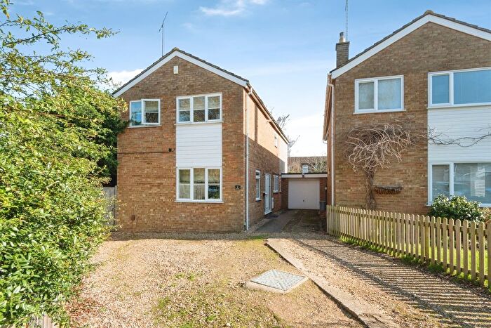 4 Bedroom Detached House For Sale In Dove Close, Newport Pagnell, MK16