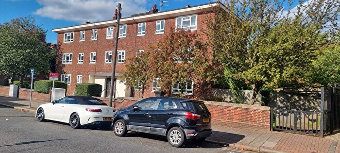 3 Bedroom Flat To Rent In Longley Road, London, SW17