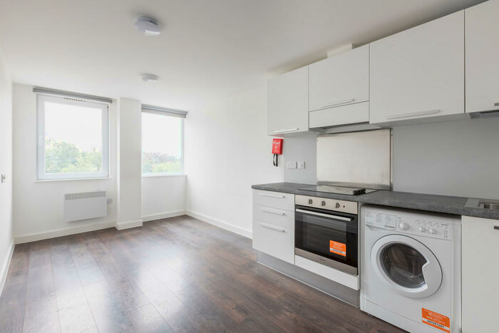 1 Bedroom Flat To Rent In Broadfield Park, Brighton Road, RH11