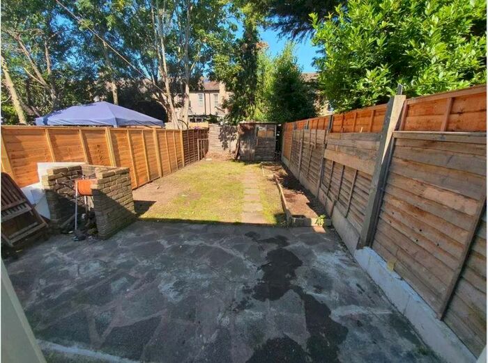 2 Bedroom Flat To Rent In Kensington Gardens, Cranbrook, Ilford, IG1