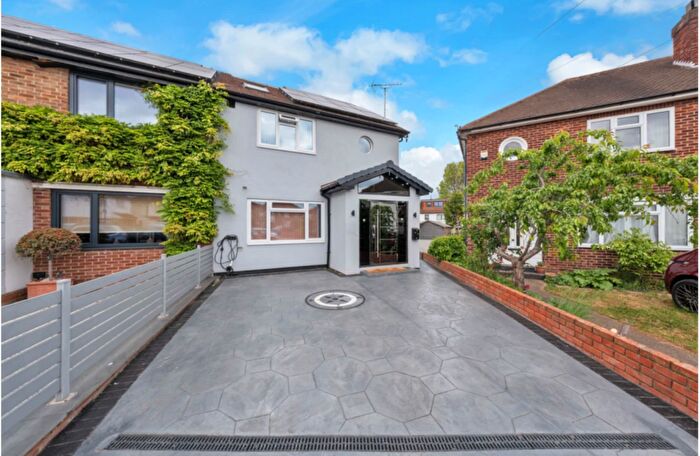4 Bedroom Property For Sale In Wolsey Close, Southall, UB2