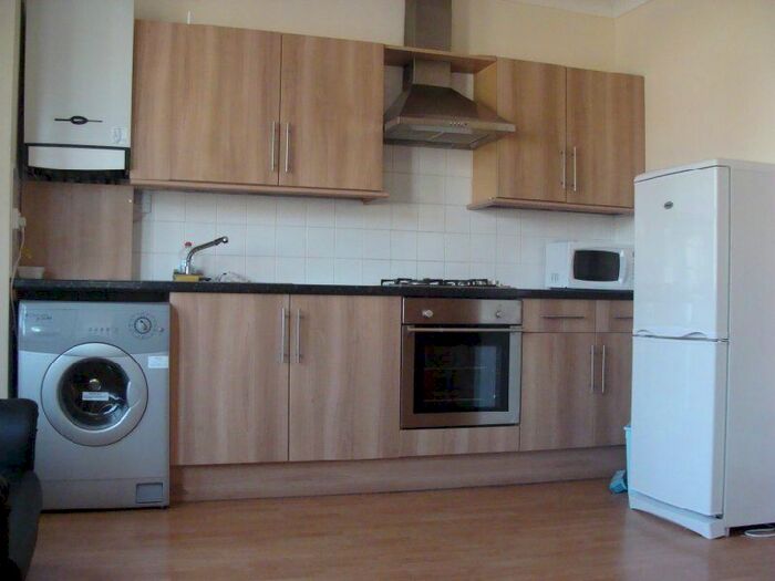 Terraced House To Rent In Hoe Street, London, E17