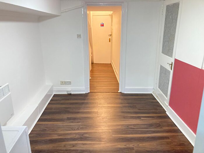 Studio To Rent In Very Near West Cromwell Road Area, Earls Court, SW5