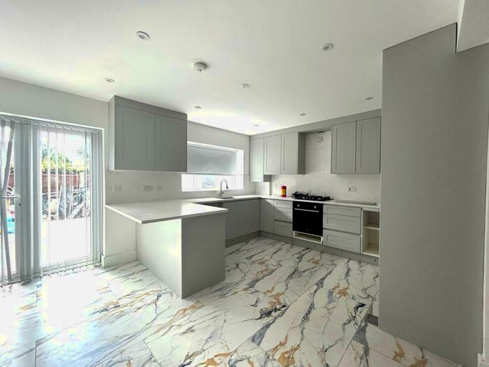 3 Bedroom Semi-Detached House To Rent In Slough, Berkshire, SL2