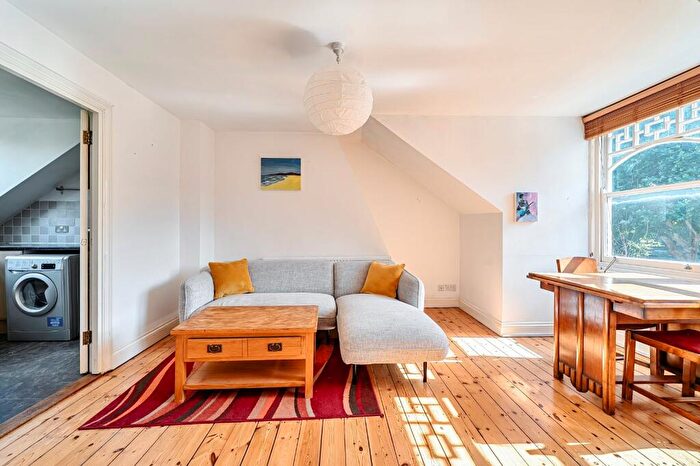 2 Bedroom Flat For Sale In Crouch Hill, London, N8