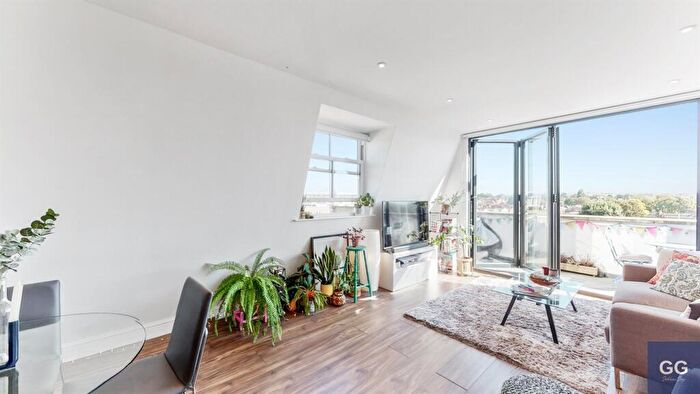 2 Bedroom Apartment To Rent In Balham Hill, London, SW12