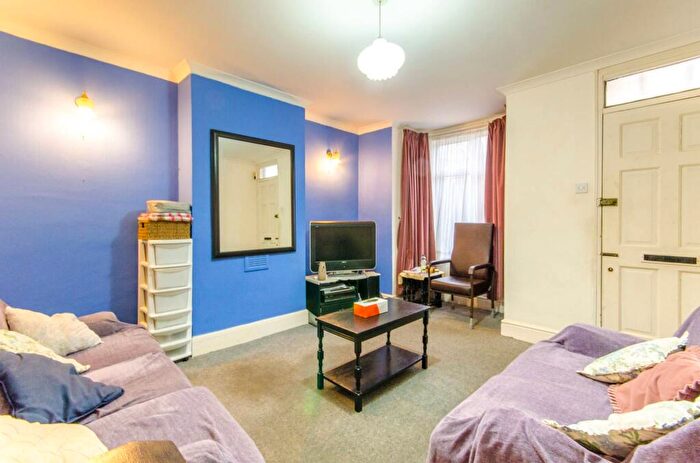 2 Bedroom End Of Terrace House To Rent In Coleridge Road, London, , North Finchley, London, N12