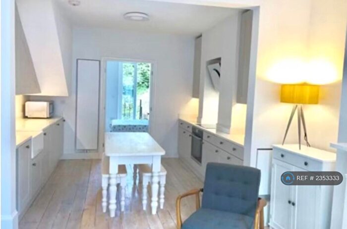 1 Bedroom Flat To Rent In Waterloo Terrace, London, N1