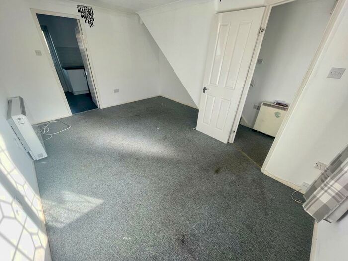 2 Bedroom House To Rent In Swan Mead, Luton, LU4
