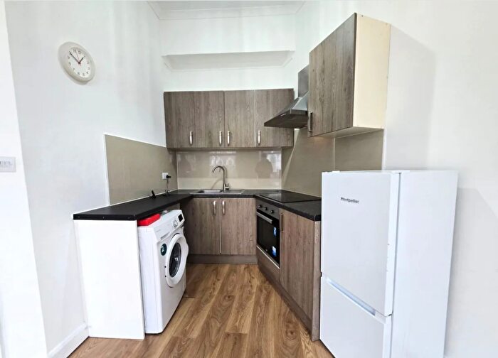 1 Bedroom Flat To Rent In Flat, Stoke Newington Road, London, N16