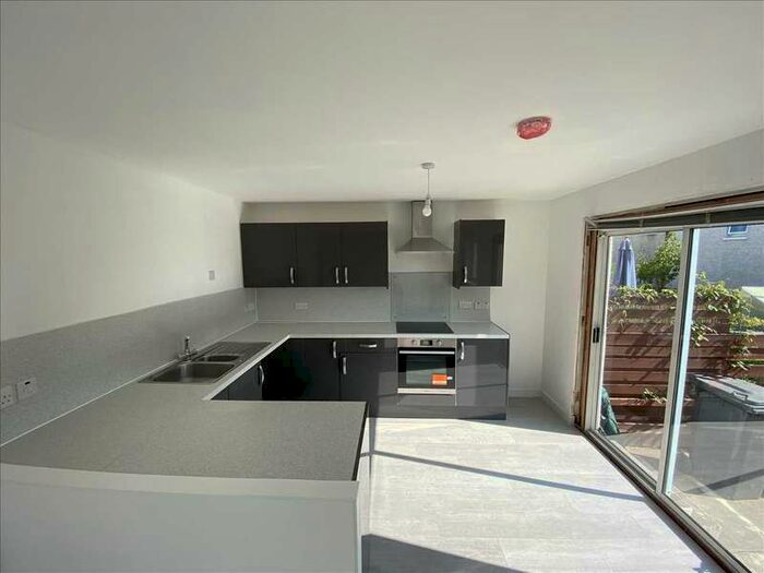 4 Bedroom Terraced House To Rent In Melrose Road, Greenfaulds