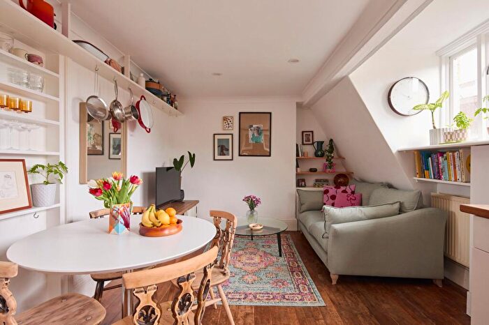 2 Bedroom Flat For Sale In Sylvester Path, London, E8 - Photo 2