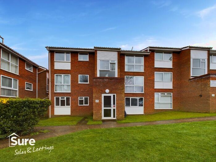 2 Bedroom Apartment To Rent In Nightingale Walk, Hemel Hempstead, Hertfordshire, HP2