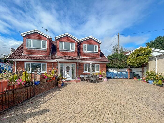 3 Bedroom Bungalow For Sale In Farm Road, Heolgerrig, CF48