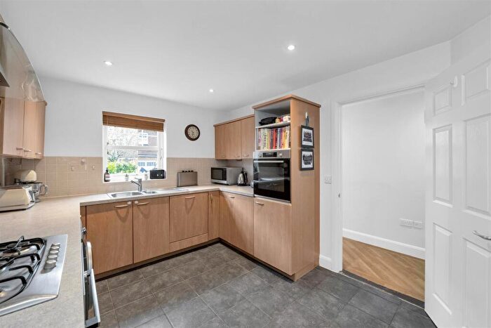 4 Bedroom House For Sale In Hilltop Walk, Harpenden, AL5