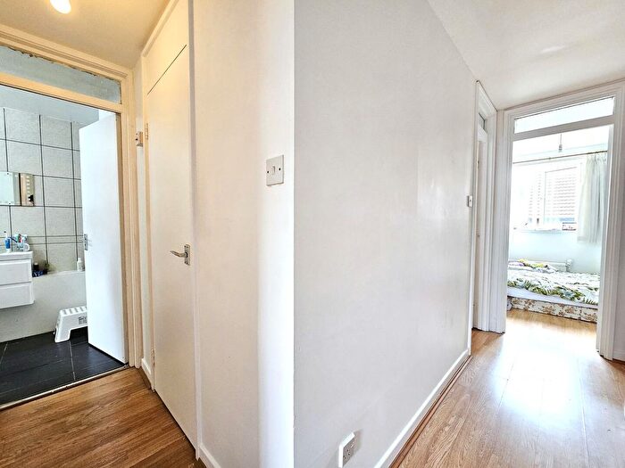 3 Bedroom Flat To Rent In Old Farm Road, N2