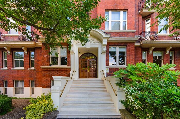 2 Bedroom Flat For Sale In Maida Avenue, Little Venice, London, W2