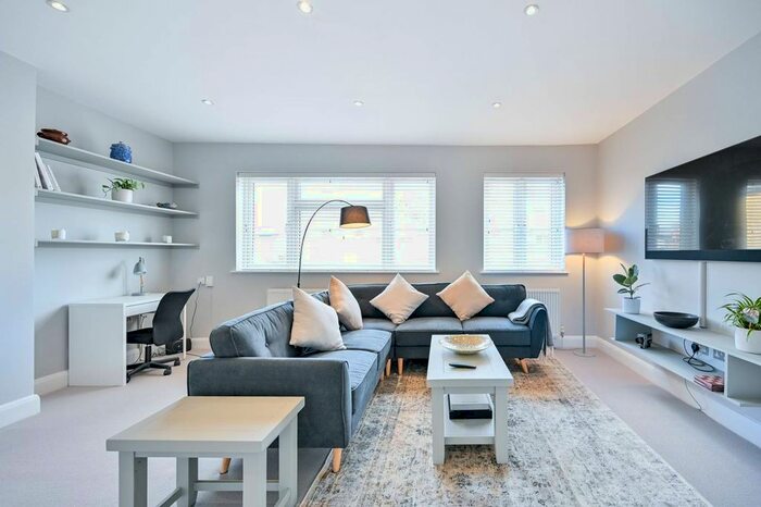 3 Bedroom Flat To Rent In New Broadway, Hampton, TW12