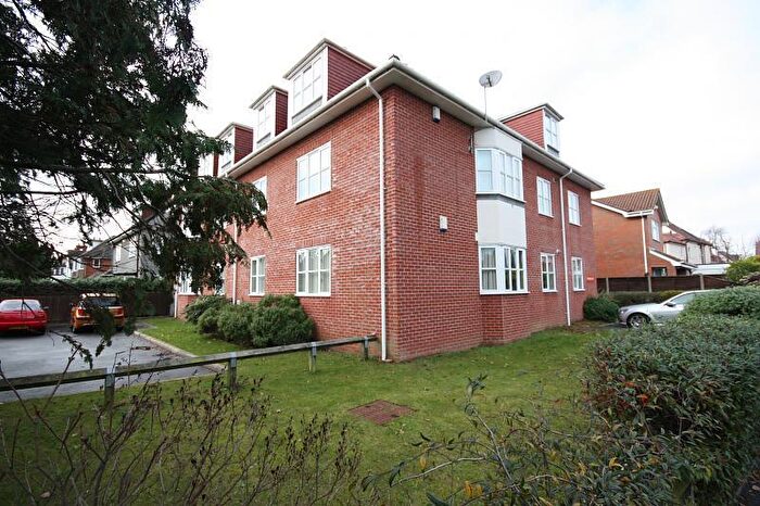 2 Bedroom Flat To Rent In Crabton Close Road, Bournemouth, Dorset, BH5