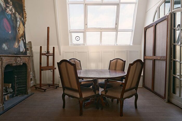 2 Bedroom Flat To Rent In Bedford Gardens, London, W8