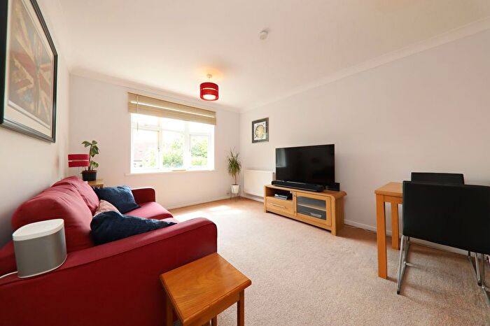 1 Bedroom Flat For Sale In Clarkfield, Mill End, WD3