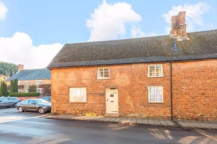3 Bedroom Terraced House For Sale In High Street, Adderbury - No Onward Chain, OX17