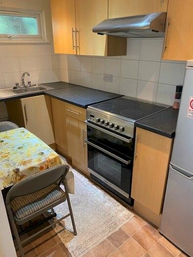 Semi-Detached House To Rent In Westbourne Terrace, Reading, RG30