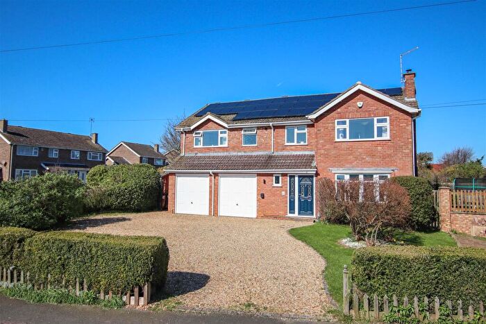 5 Bedroom Detached House For Sale In Woodlands Road, Irchester., NN29