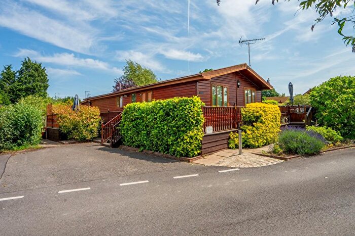 2 Bedroom Mobile/park Home For Sale In Hull Road, Wilberfoss, York, YO41