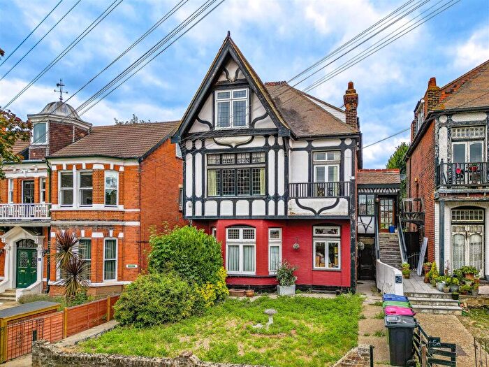 3 Bedroom Maisonette For Sale In Cossington Road, Westcliff-On-Sea, SS0