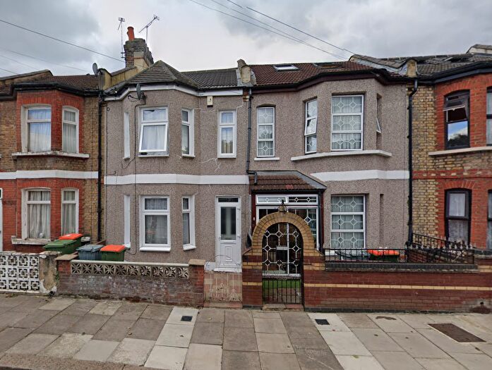 3 Bedroom Flat To Rent In Grosvenor Road, London, E6