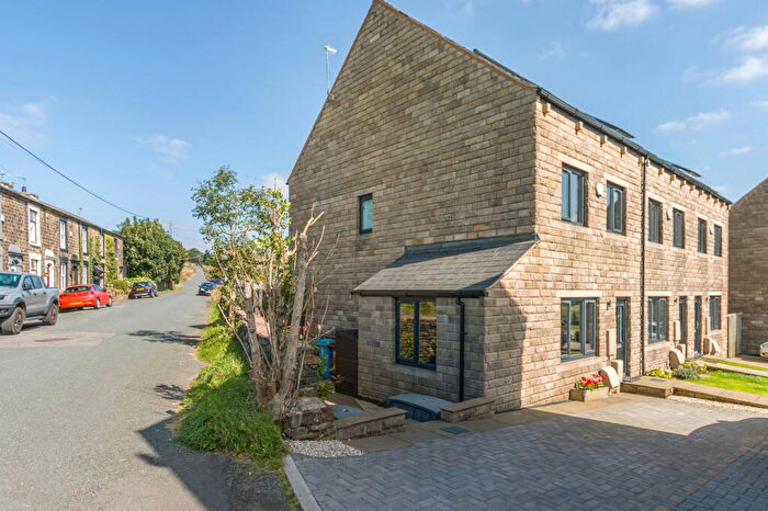 4 Bedroom Town House For Sale In Higher Pastures, Scouthead, Saddleworth, OL4