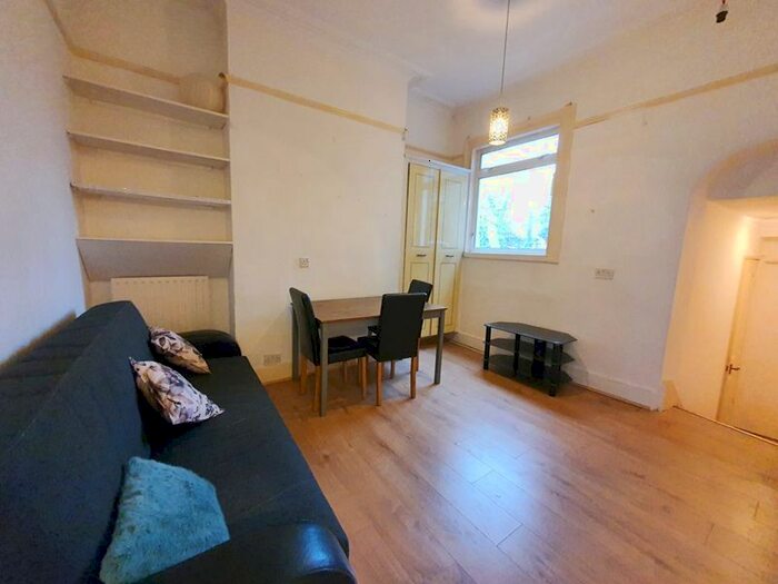 2 Bedroom Flat To Rent In Mayflower Road, Clapham North, London, SW9