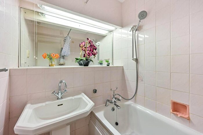2 Bedroom Flat To Rent In Anglers Reach, Surbiton, KT6