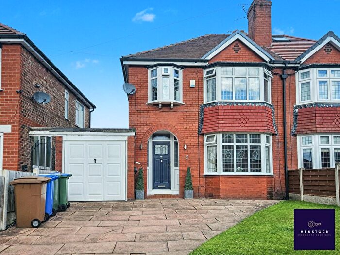 3 Bedroom Semi-Detached House For Sale In Alresford Road, Middleton, Manchester, M24