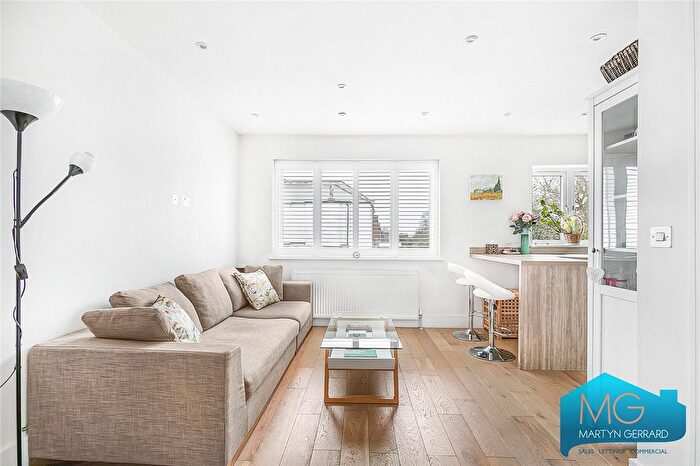 2 Bedroom Flat For Sale In Cornwall Avenue, London, N3
