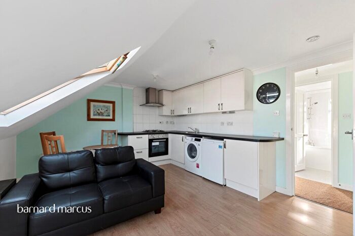 1 Bedroom Flat For Sale In Park Avenue, Mitcham, CR4