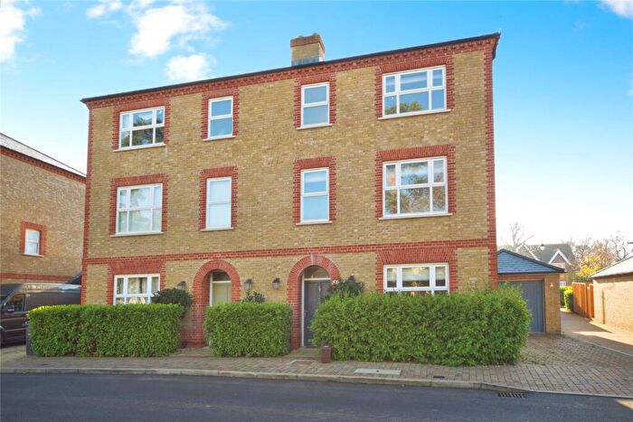 5 Bedroom Semi-Detached House For Sale In Sassoon Drive, Barnet, EN4