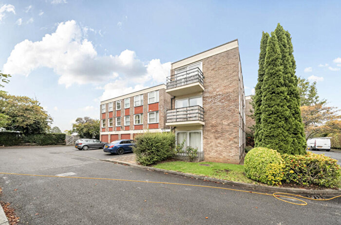 3 Bedroom Apartment For Sale In Park Close, Oxford, Oxfordshire, OX2
