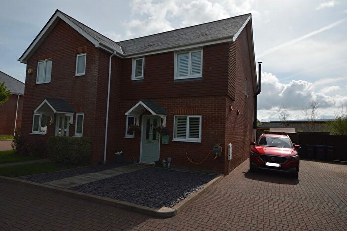 3 Bedroom Semi-Detached House For Sale In Mynarski Close, Salisbury, SP4
