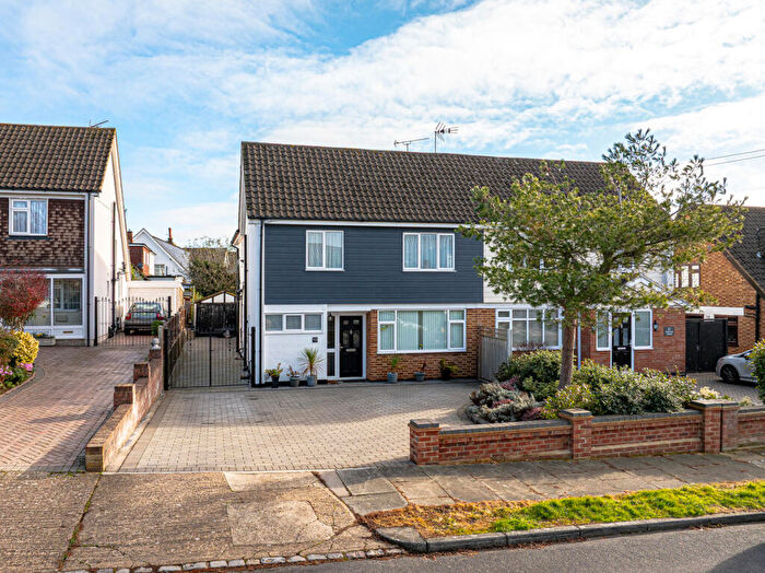 3 Bedroom Semi Detached House For Sale In Kingswood Crescent, Rayleigh, SS6