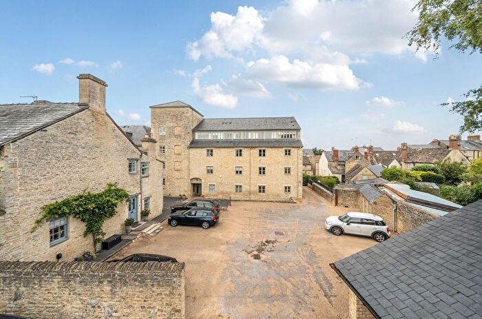 2 Bedroom Flat For Sale In Lewis Lane, Cirencester, Gloucestershire, GL7