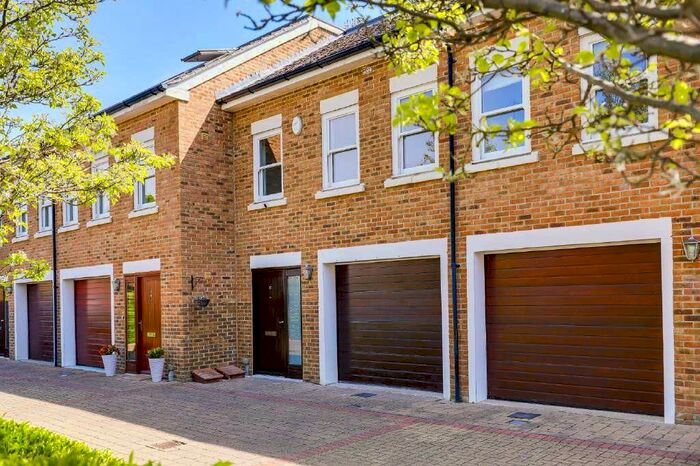 4 Bedroom Town House To Rent In Kingfisher Close, Broxbourne, Hertfordshire, EN10