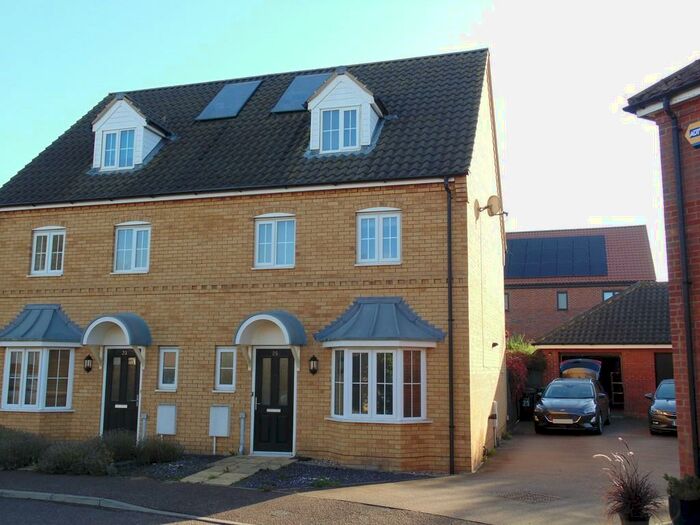 4 Bedroom Semi-Detached House To Rent In Robin Avenue, Harleston, Norfolk, IP20