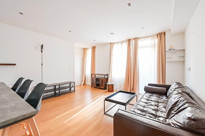 3 Bedroom Flat For Sale In Cavendish Square, Beckton, London, E16