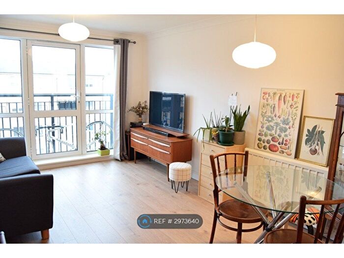 2 Bedroom Flat To Rent In Mercer Court, London, E1