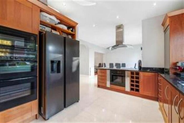 4 Bedroom Semi Detached House For Sale In Chatsworth Avenue, Hendon, London, NW4