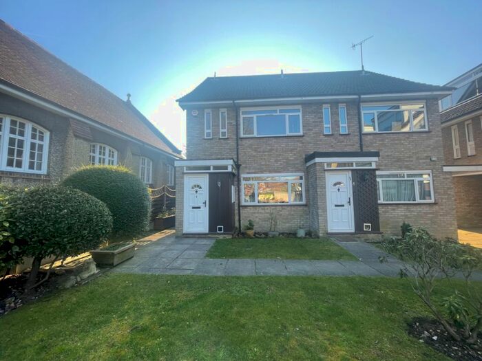 2 Bedroom Flat To Rent In St. Peters Close, Bushey Heath, Bushey, WD23