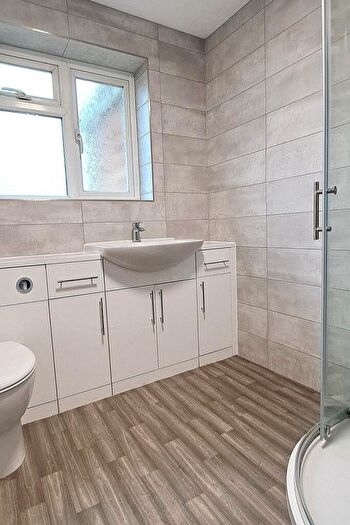 2 Bedroom Flat For Sale In Aspen Place New Milton, BH25